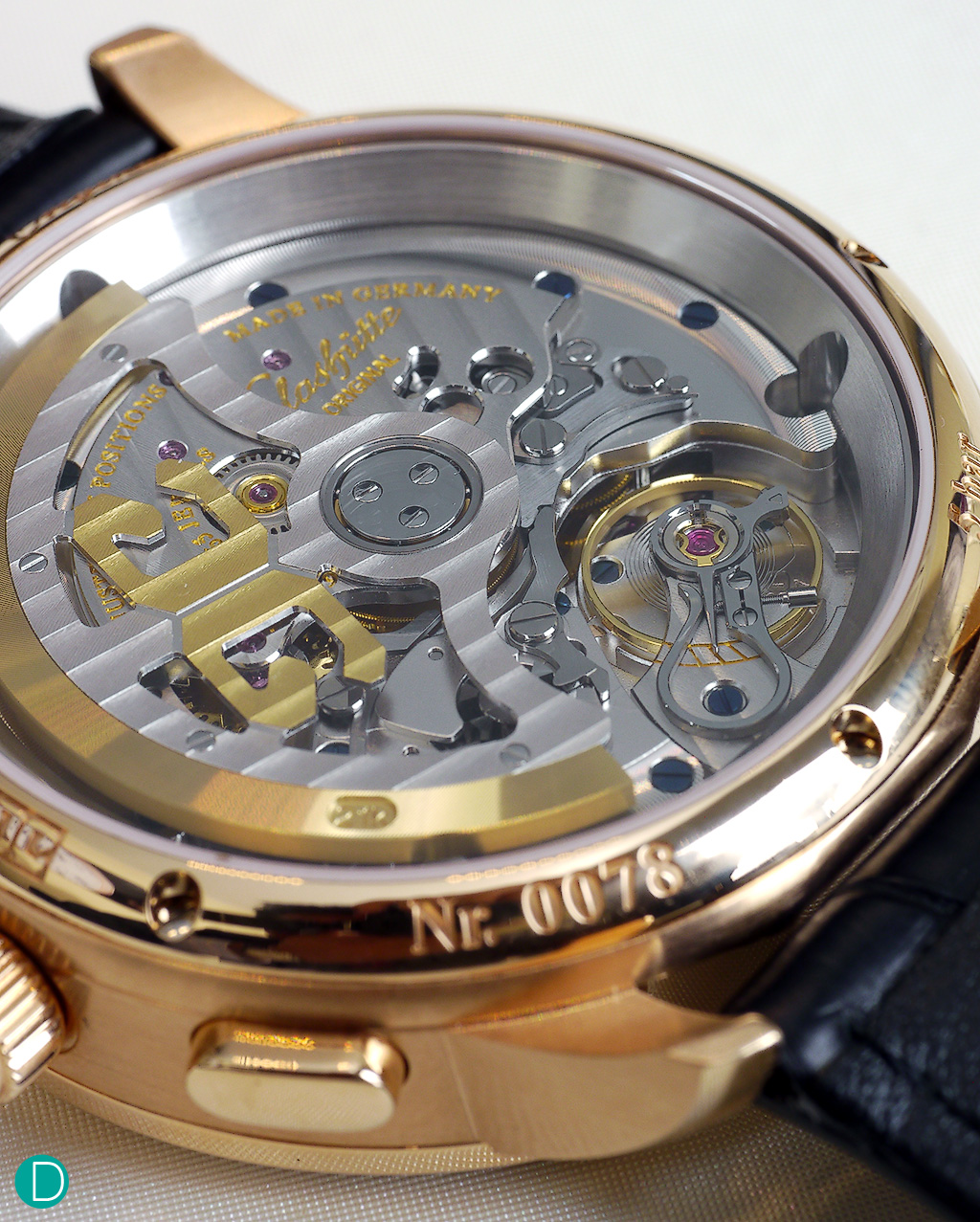 GO Caliber 37-01 column wheel flyback chronograph with big date. Automatic movement, power reserve of 70 hours, 4 Hz.