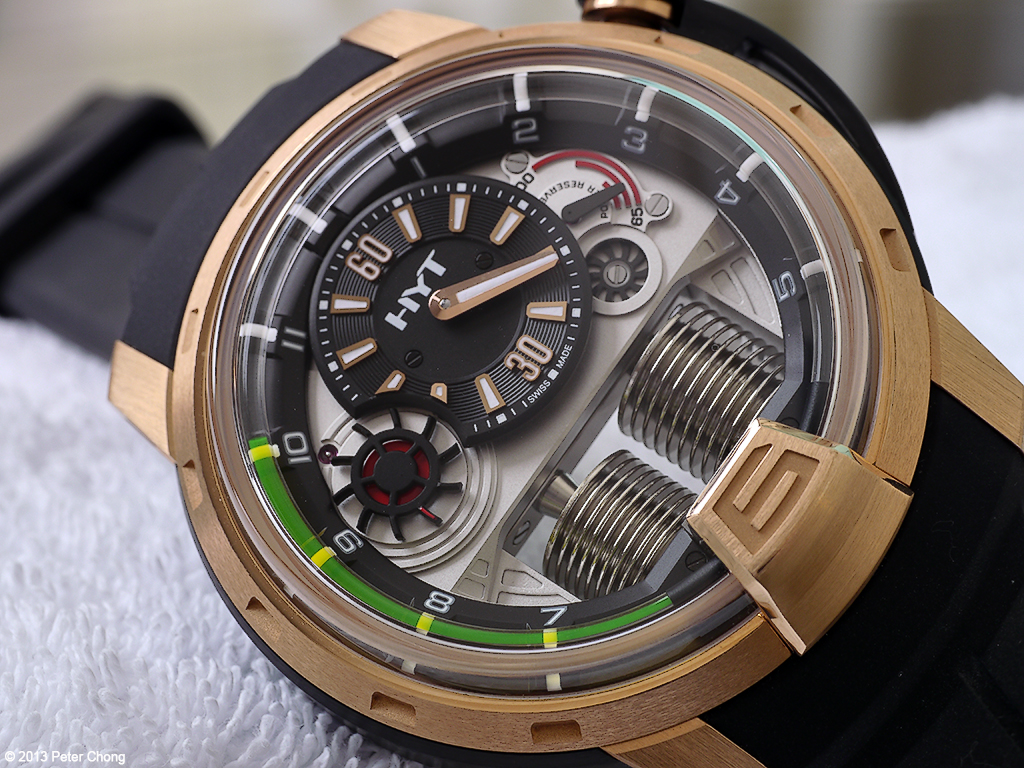 The H1, in rose gold, and green fluid. A more classic interpretation, perhaps. The watches are rather large, the H1 as well as the H2 is 48.8mm in diameter, sitting rather high on the wrist. The watch is surprisingly comfortable for its size, but one will need to have shirt cuffs enlarged for the watches to fit under.