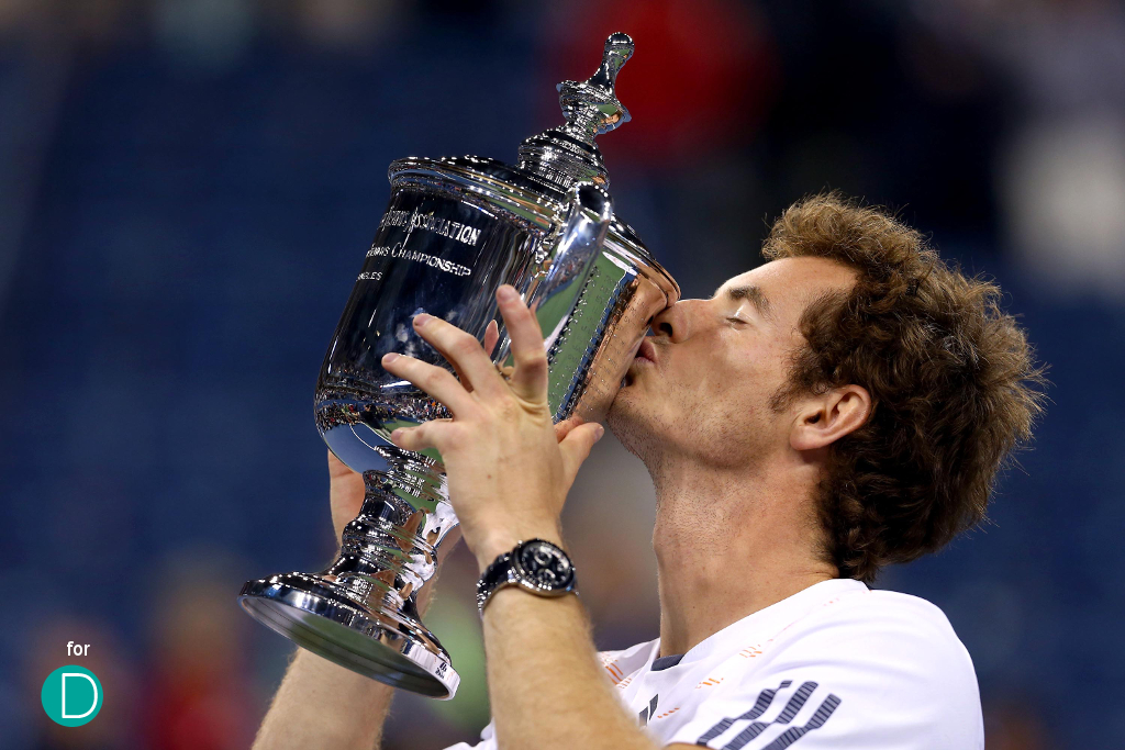 andy-murray-shows-off-the-us-open-trophy-data