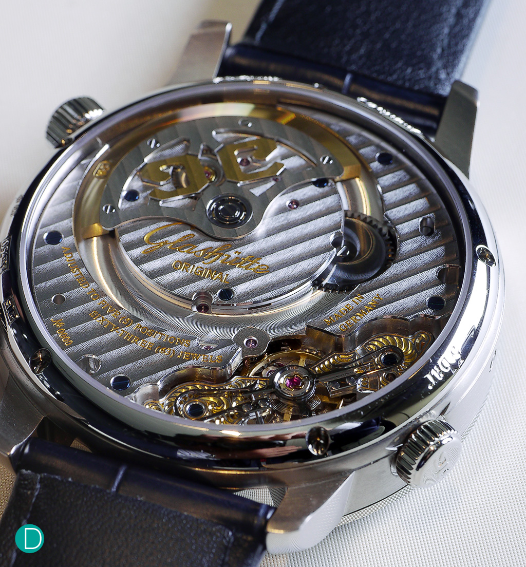 The Glashütte Original Senator Cosmopolite is powered by the inhouse caliber 89-02 automatic winding movement, with micro rotor and double swan neck.