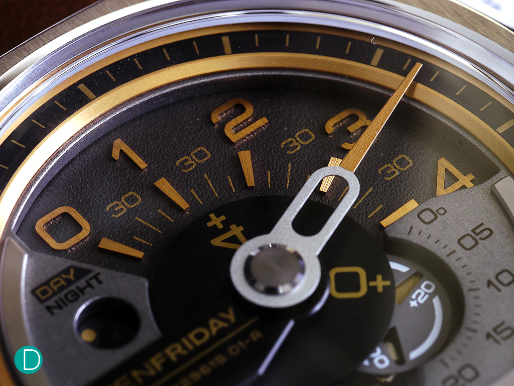 The dial detail of the V2, showing the 120° angle hour reading. And the additional turning disc. The time is now 5:11:25 am. 4+1 gives the hour. And the minute hand is conventional, making a full 360° turn, showing just past 11 minutes. And the seconds is indicated by the turning disc +20 and 5 giving 25.