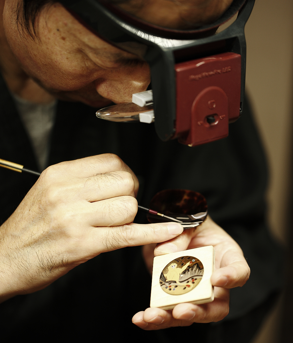 Master Minori Kozumi painting the elements on the dial.