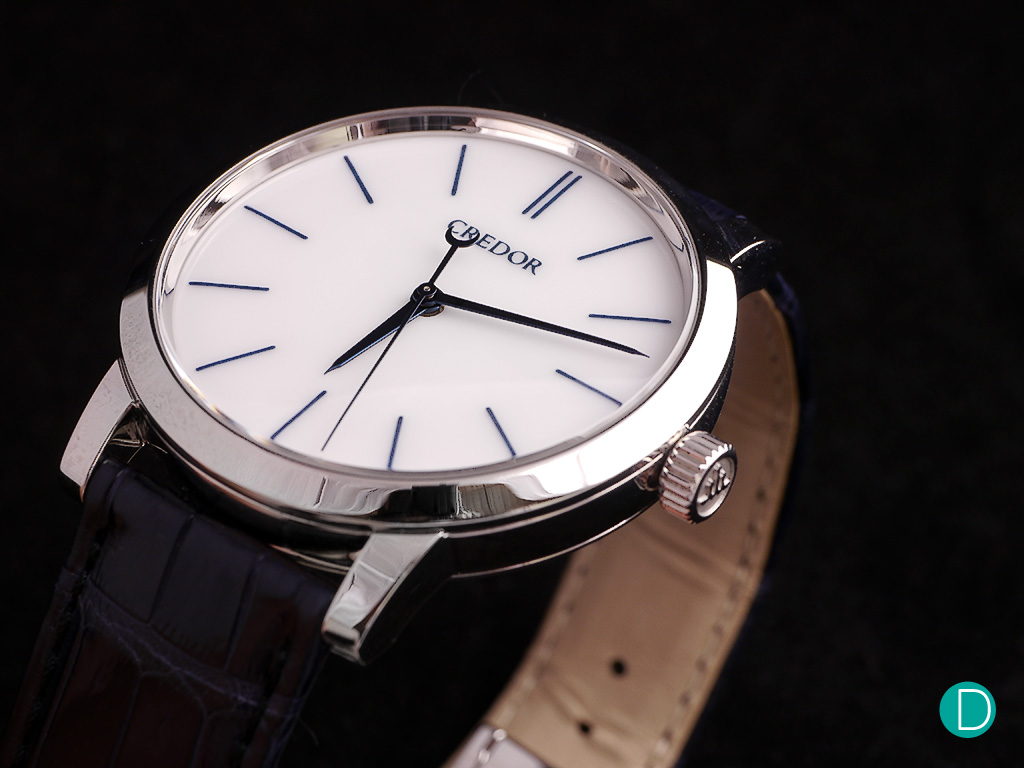 Credor Eichi II, the dial is pure white porcelain. The case 950 platnum. The cast platinum crown with the Credor logo is visible here. 