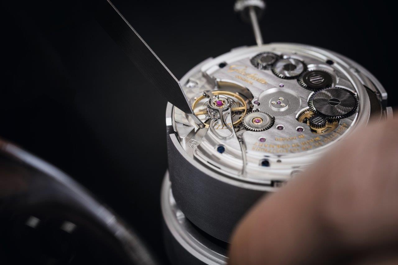 02_Fine_adjustment_with_balance_screws