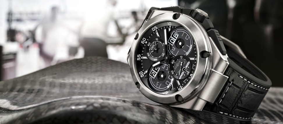 With the Ingenieur Perpetual Calendar Digital Date-Month, IWC presented a watch case made of titanium aluminide ; widely in motorsport: the alloy is lighter and more robust than pure titanium.