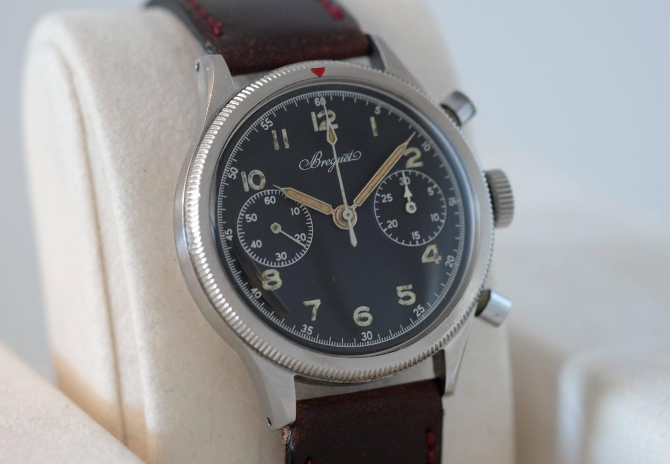 In 1954, Breguet was commissioned to produce Type 20 military chronographs for all branches of the French military: Armée de l’air (Air Force), Marine Nationale (Naval Army) and Centre d’essais en vol (Flight Tests Center) or CEV. 