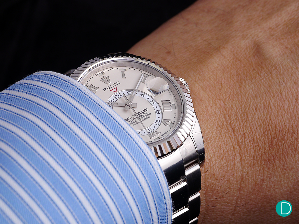 On the wrist, the 42mm case does not seem big. The white gold Sky Dweller shown here is quietly elegant.
