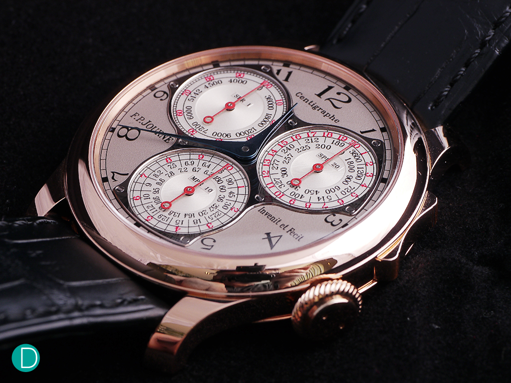 The chronograph can be started, stopped and zeroed by a rocker positioned at the 2 o’clock region in the case band, instead of the usual buttons on either side of the crown. This ergonomic design of the casing is patented by F.P. Journe.