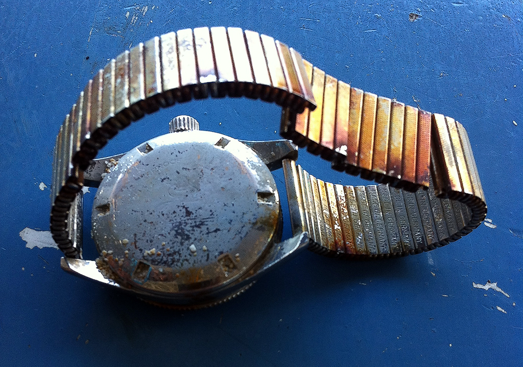 Submerged in the sea water for about 4 months, the watch looked worn, but in surprisingly good condition.. 