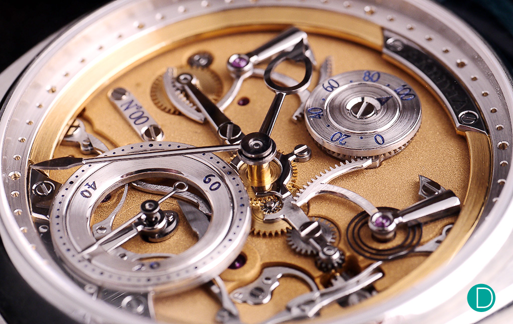The dial surface of the AK-06 showcases the quality of finishing of each mechanical part as well as its beautiful layout.