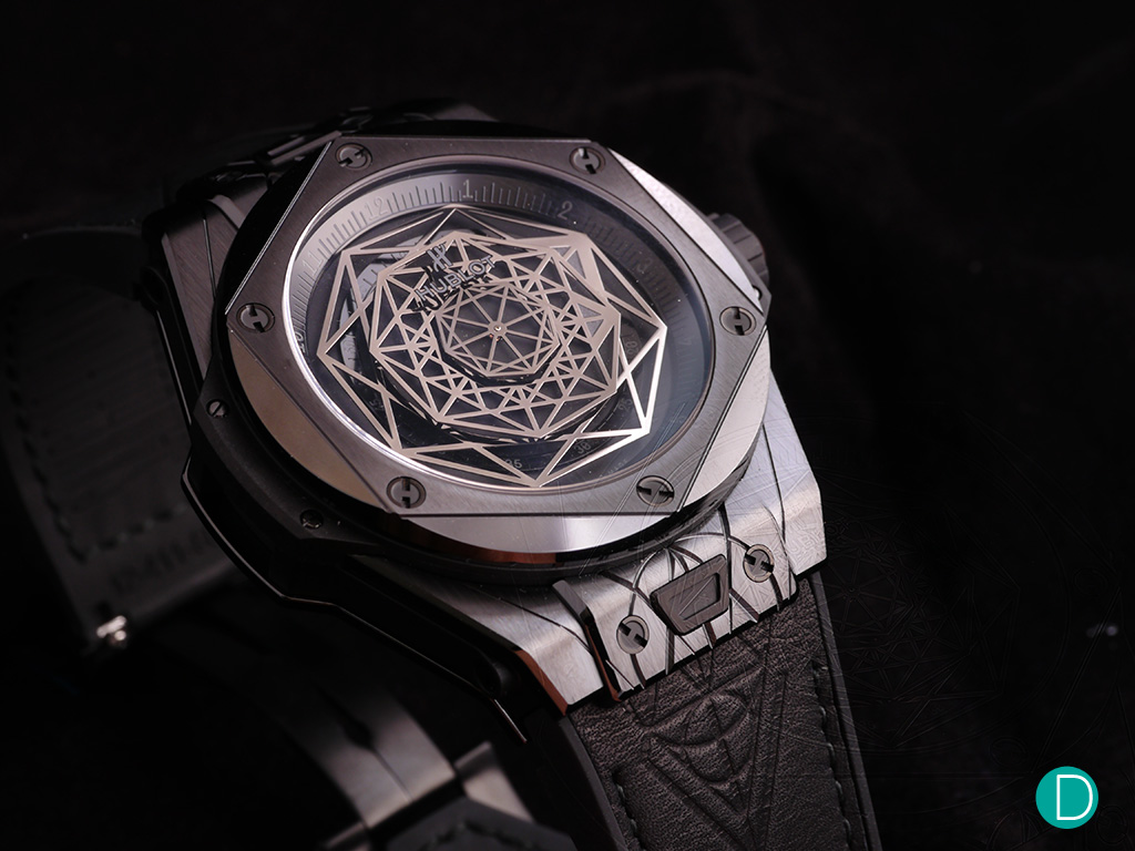 The tip of the hours and minutes octagons are coated in white Superluminova, enhancing the dial's legibility.